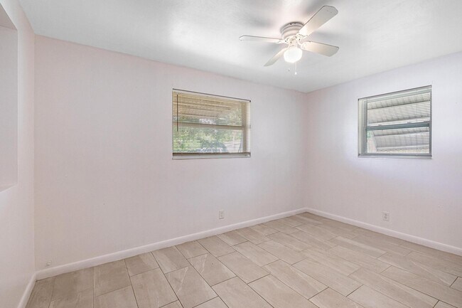 Building Photo - 6111 NW 43rd Ave