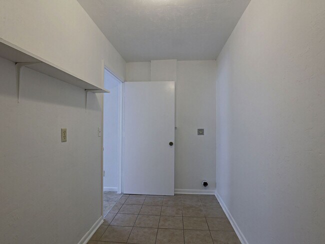 Building Photo - Duplex Fort Myers 14193