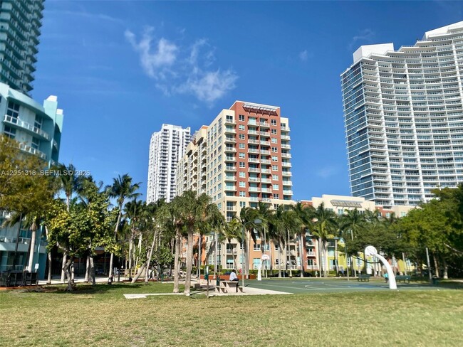 Building Photo - 2000 N Bayshore Dr
