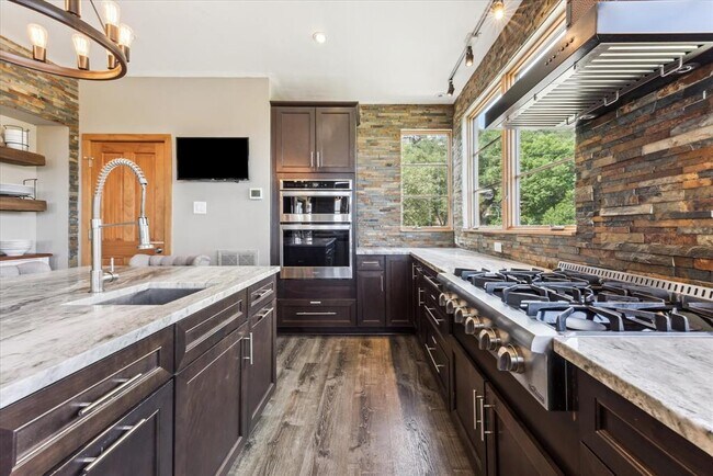 Building Photo - 13801 Lakeview Dr