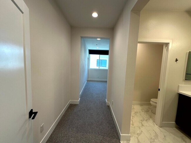 Building Photo - Fantastic 3 Story Townhome - 2 bedrooms - ...