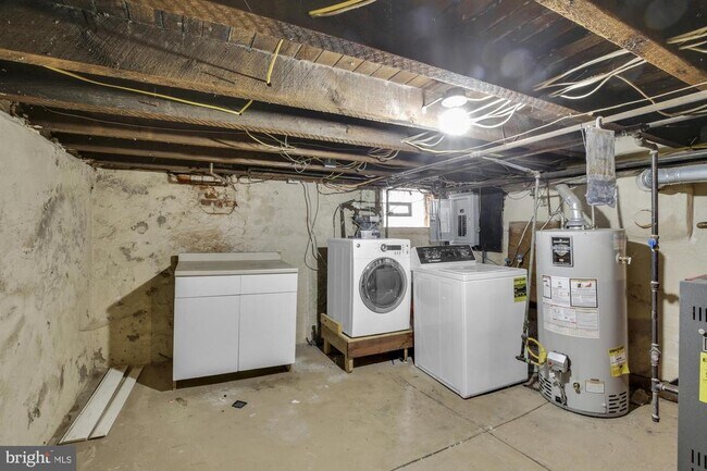 Building Photo - 443 Emily St