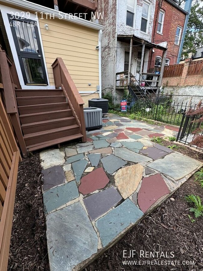 Building Photo - Columbia Heights Four Story Row home for R...