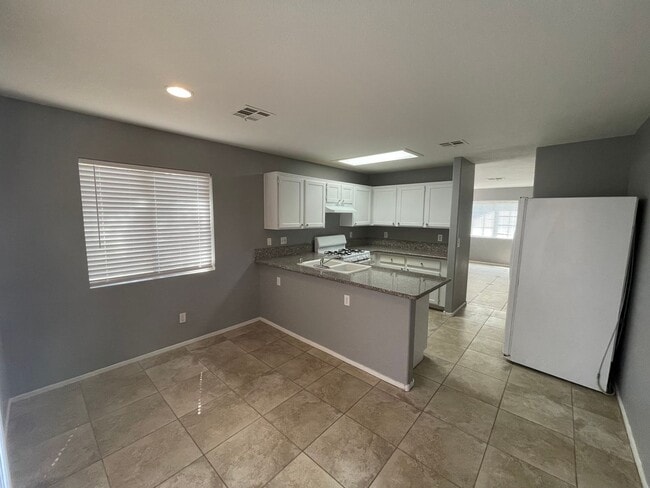 Building Photo - 3 BEDROOM 2 BATH HOUSE