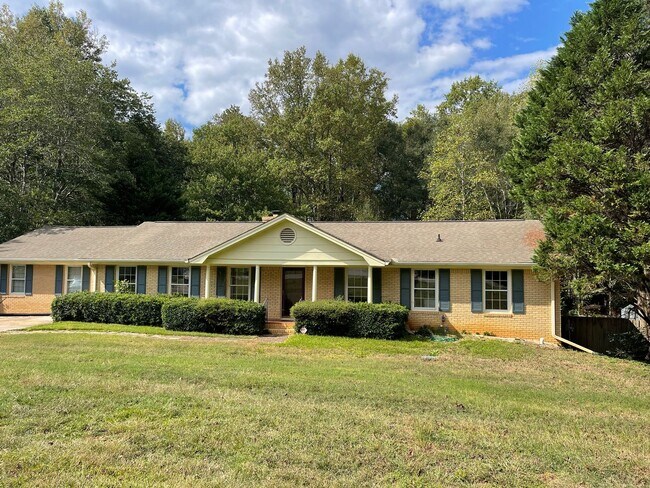 Building Photo - 1180 Robinhood Rd