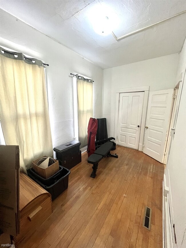 2 br, 1 bath Duplex 1121 Summit Street 1 1121 Summit St Eau Claire