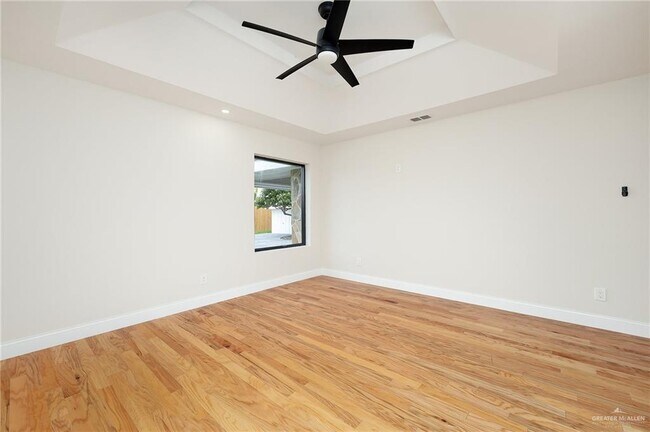 Building Photo - 12304 Lakeview Dr