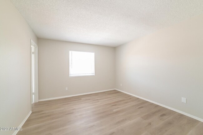 Building Photo - 10347 W Hazelwood Ave