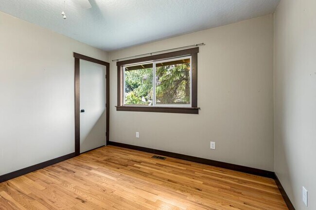 Building Photo - 12507 NE Knott St