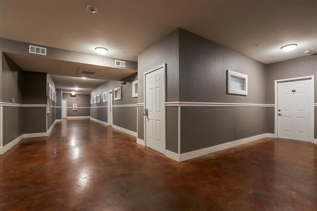 Building Photo - 910 W 25th St