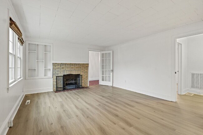 Building Photo - Nicely maintained 3 Bed, 1 Bath Single-Level Home with Bonus Sunroom ($1400/mo base rent***)