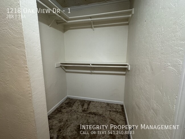 Building Photo - 1218 Oak View Dr