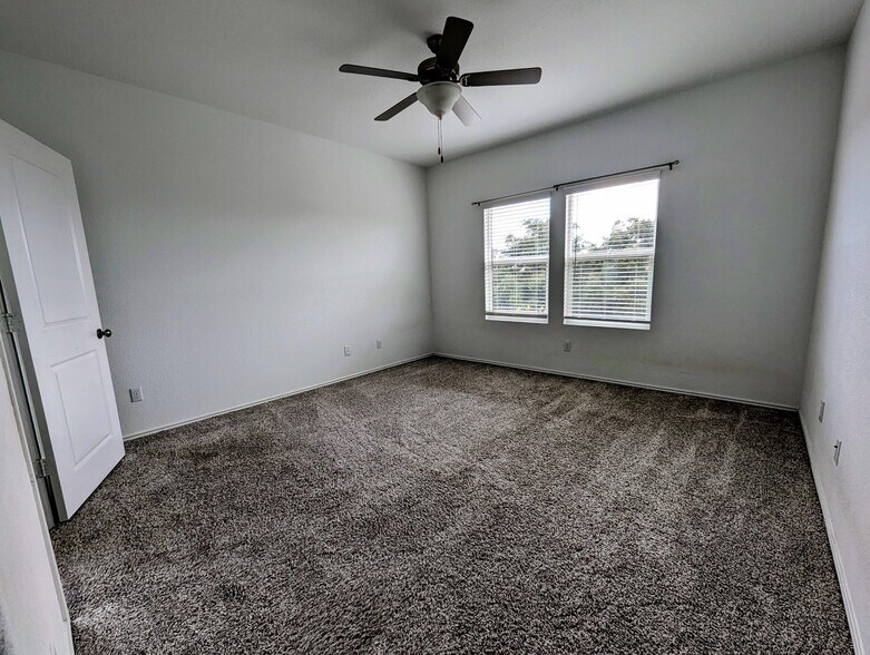 Building Photo - 1005 Bluewood Bend
