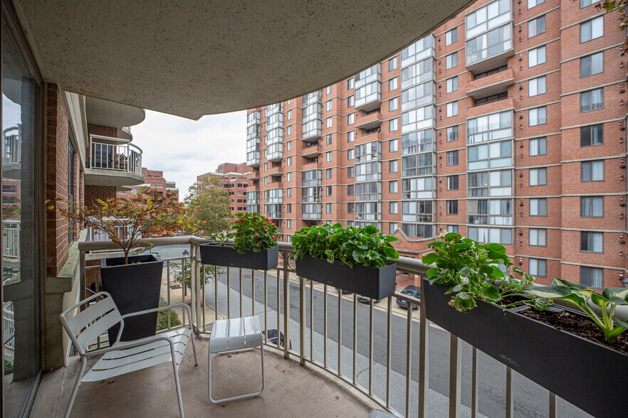 Building Photo - 1200 Braddock Pl