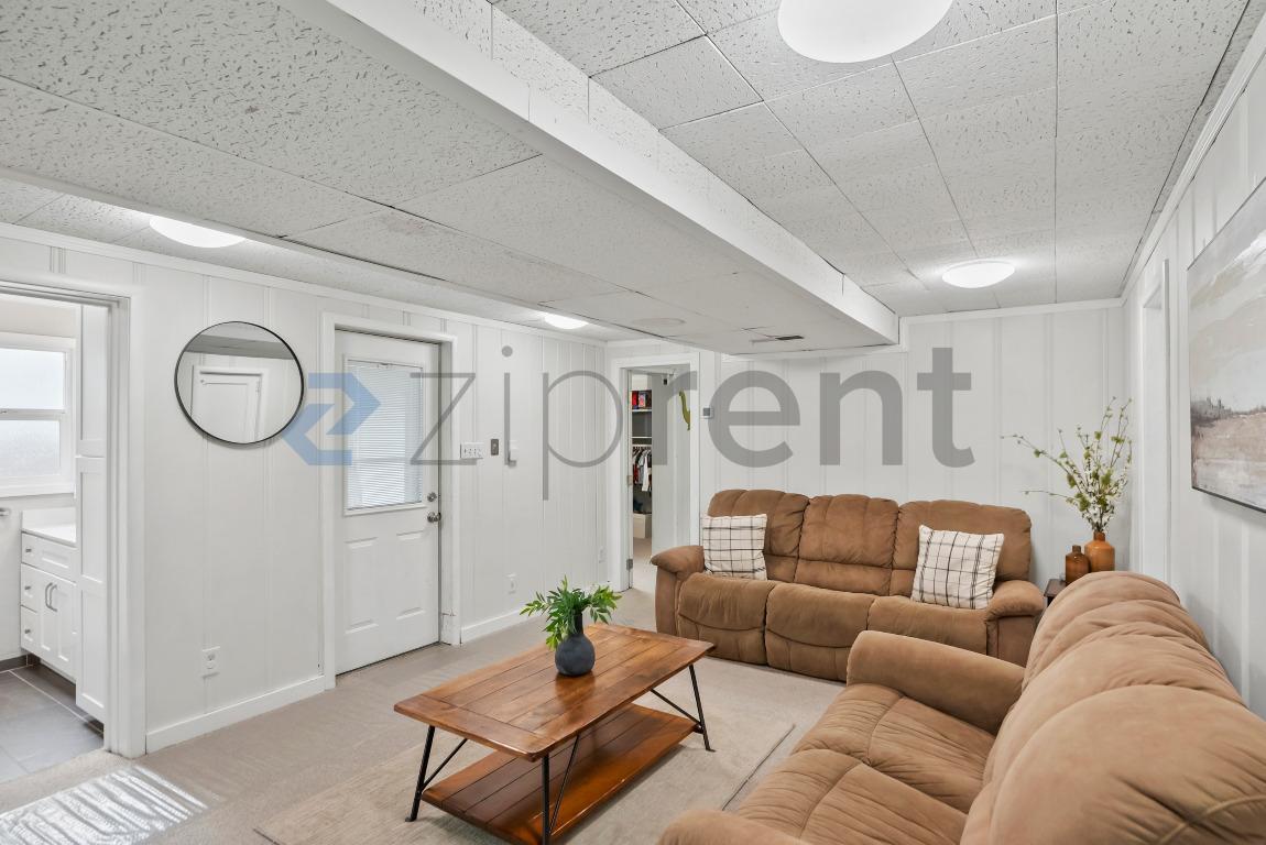 Building Photo - 1337 Acacia St