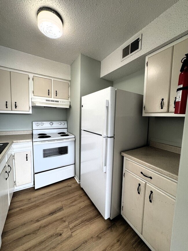 Building Photo - Move-In Special!!!