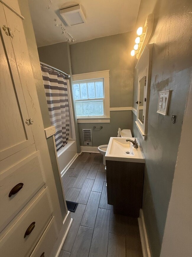 Building Photo - 3 Bed/1 Bath Home with Cellar