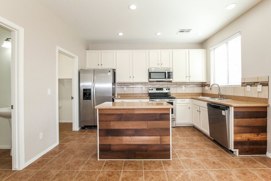 Building Photo - 17378 W Holland Ln