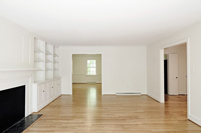 Building Photo - $1,000 Off 1st Month's Rent - Pet-Friendly Near Shops at Stonefield