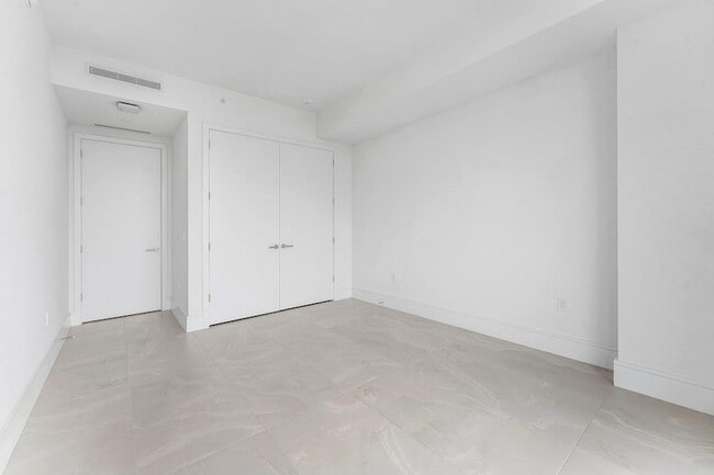 Building Photo - 220 Lake Shore Dr