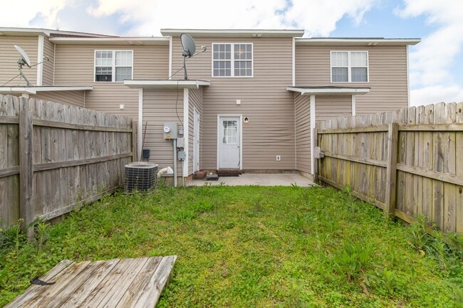 Building Photo - 2 Bed 2.5 Bath Townhome