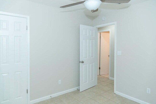 Building Photo - Coastal Charm Awaits: Cozy 3-Bedroom Home in Fort Walton Beach!