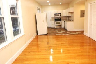 Building Photo - 14 Estella St