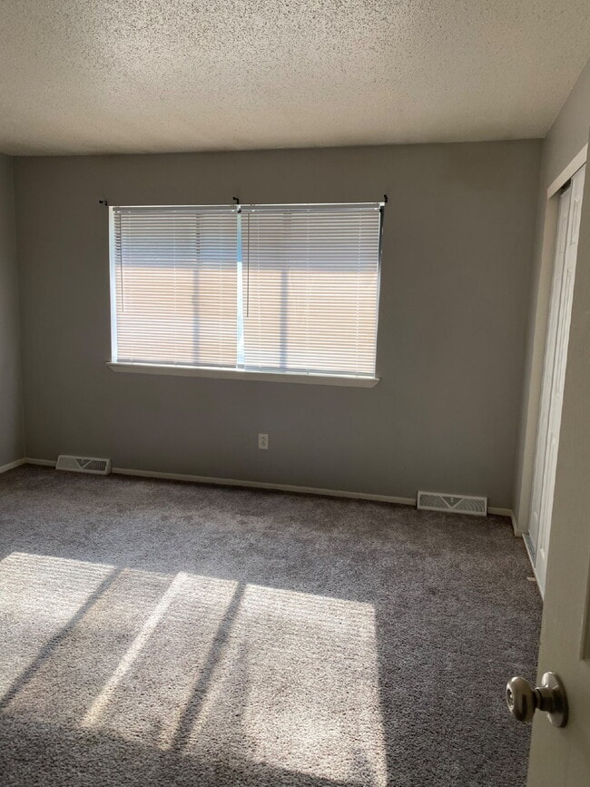 Building Photo - "Charming 2-Bed Townhome (multiplex buildi...