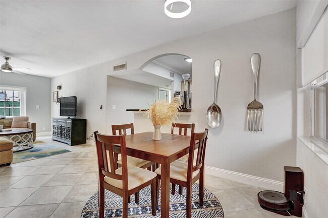 Building Photo - 744 NE 14th Ave