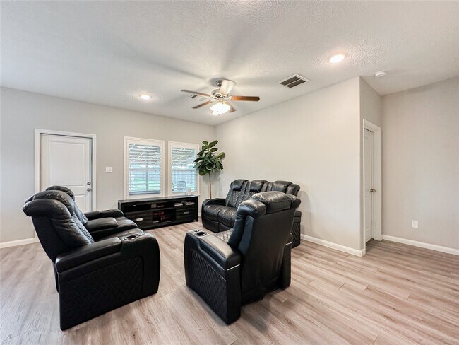 Building Photo - 727 Rd 5105