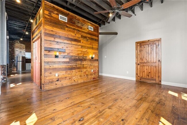 Building Photo - 558 St Francis St