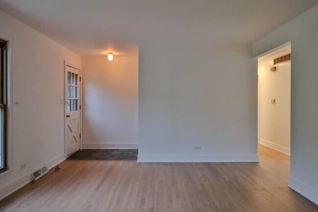 Building Photo - 30W162 Claymore Ln