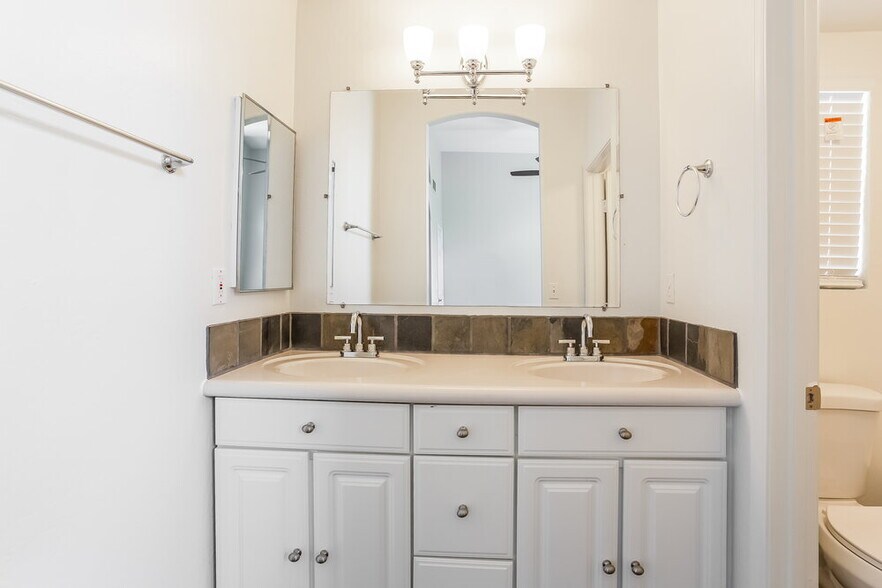 Building Photo - 867 E Morelos St