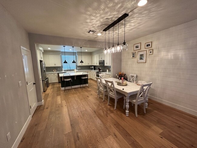 Building Photo - Brighton Oaks Beauty Just Steps from Downt...