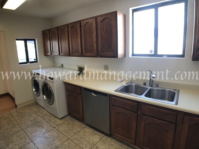 Building Photo - Two story home with newer central A/C in the Mar Vista Hills. Large kitchen, family room, and lar...