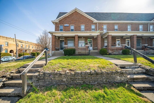 Building Photo - 1482 Summit St