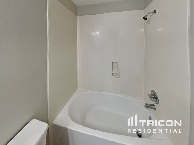 Building Photo - 18432 Sunrise Oaks Ct