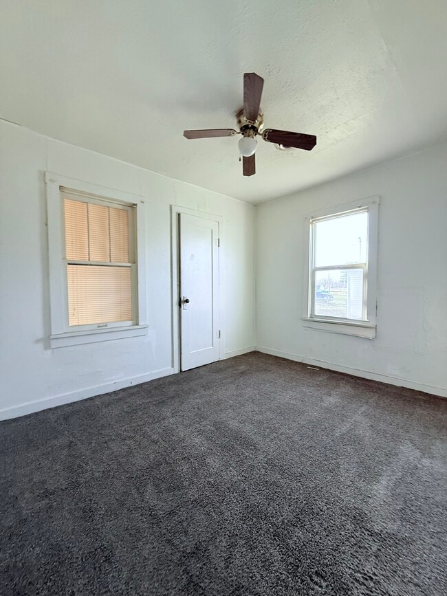 Building Photo - 610 W Main St