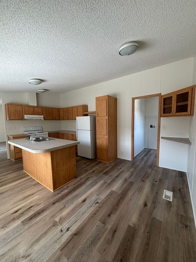Building Photo - 221 Silver Maple Dr