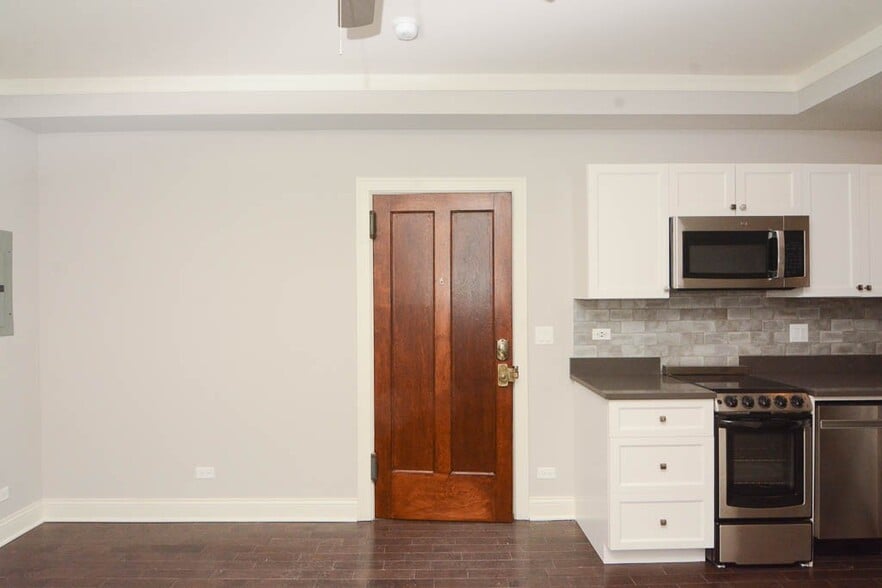 Building Photo - 648 W Wrightwood Ave