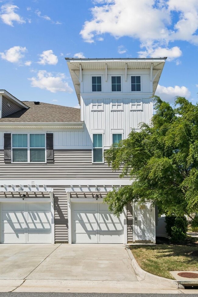 Building Photo - End Unit 2BR Condo with Garage, Balcony & Open Living