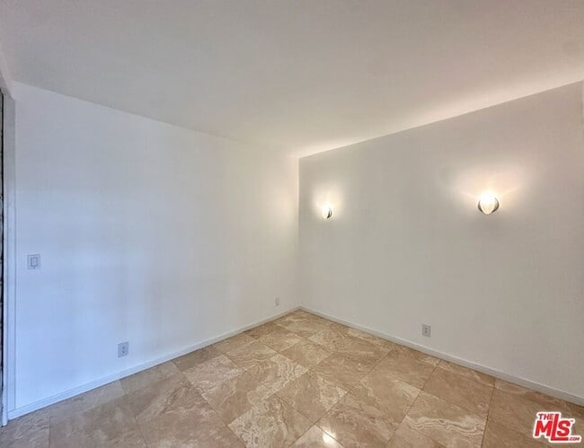 Building Photo - 999 N Doheny Dr