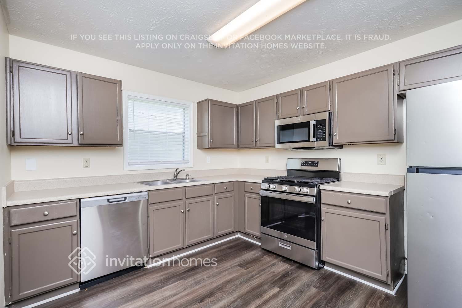 Building Photo - 221 River Birch Dr