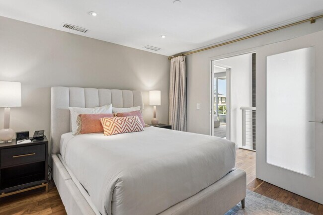 Building Photo - 5455 E Lincoln Dr