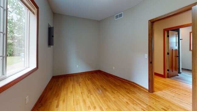 Building Photo - 1018 16th Ave SE