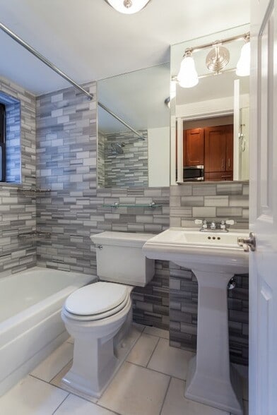 Building Photo - 246 Mott St