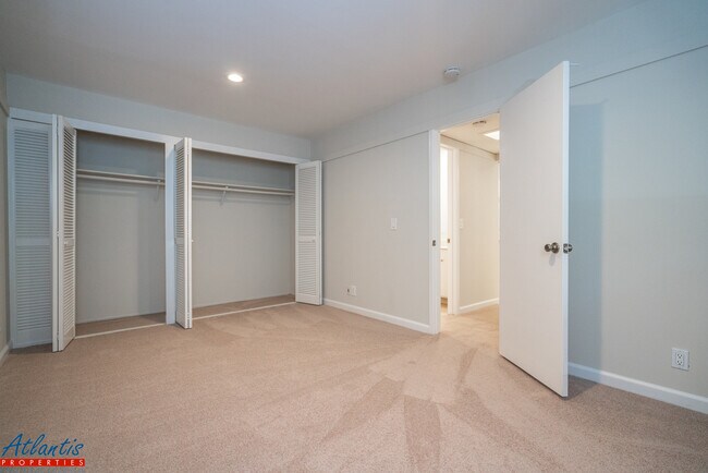 Building Photo - Willow Park | Stylish Condo | Newly Updated