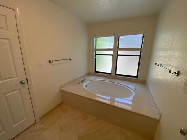 Building Photo - Glen Heights Condo