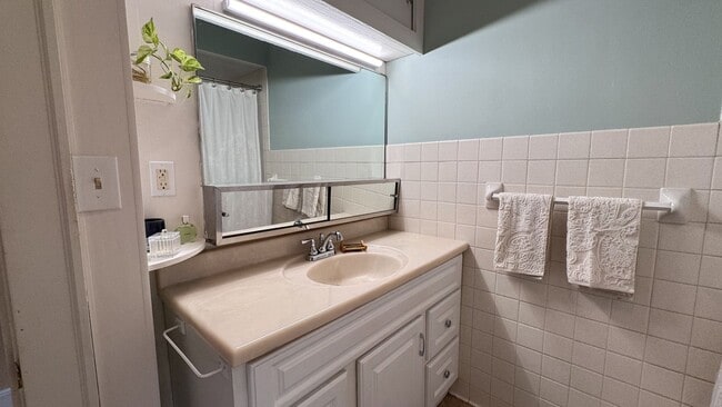 Building Photo - 505 N 16th Ave E