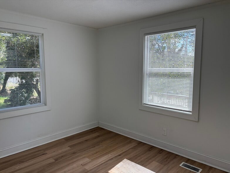 Building Photo - 1615 Engle Dr